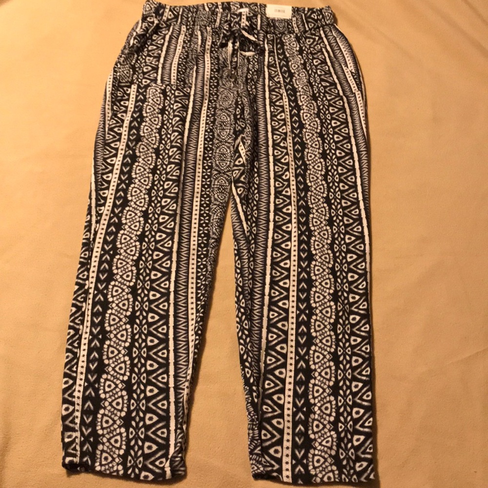 Time And Tru Black/White Mosaic Like Print Pant